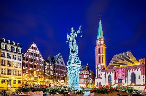 Standbeeld van Justitie in de oude stad Frankfurt - Foto, afbeelding