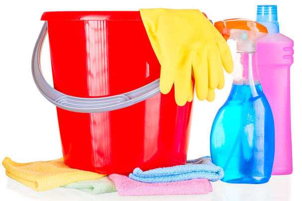 productos químicos para el hogar, guantes y tela de primer plano en un fondo blanco
 - Foto, imagen