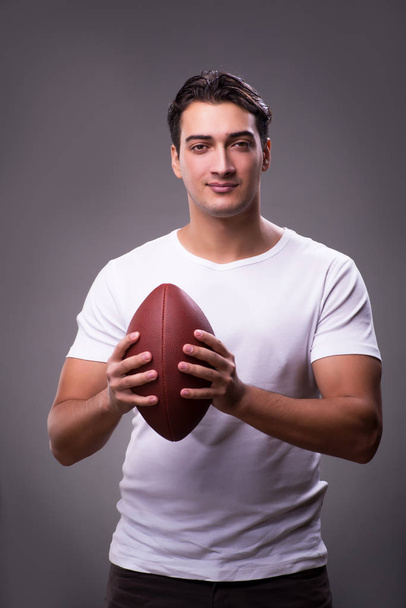 Mann mit American Football im Sportkonzept - Foto, Bild