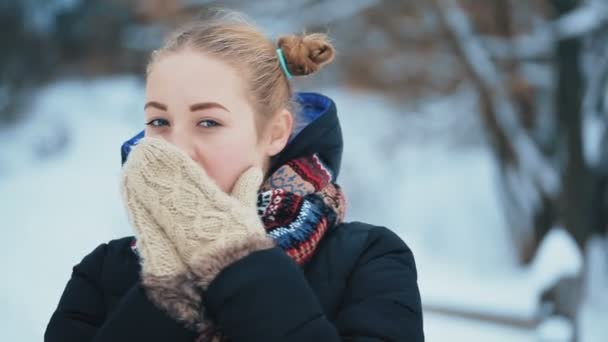 Νεαρή γυναίκα με μπλε μάτια το χειμώνα - Πλάνα, βίντεο