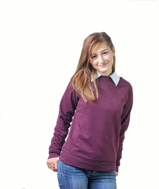Usmívající se žena portrét s fialové tričko. - Fotografie, Obrázek