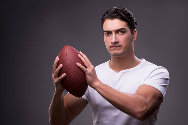 Homme avec le football américain dans le concept sportif
 - Photo, image