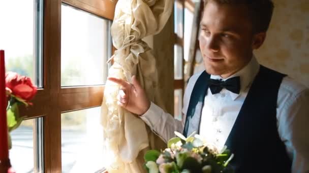 Bräutigam schaut aus dem Fenster - Filmmaterial, Video