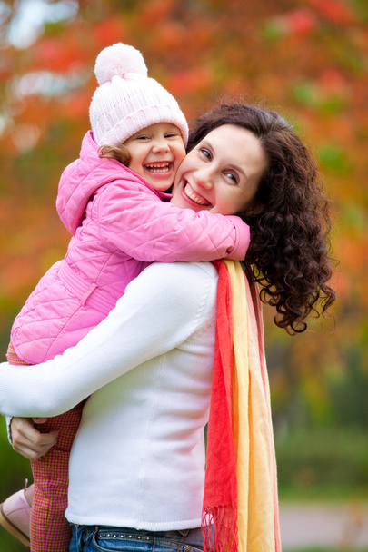 Mother with daughter in autumn - Foto, Bild