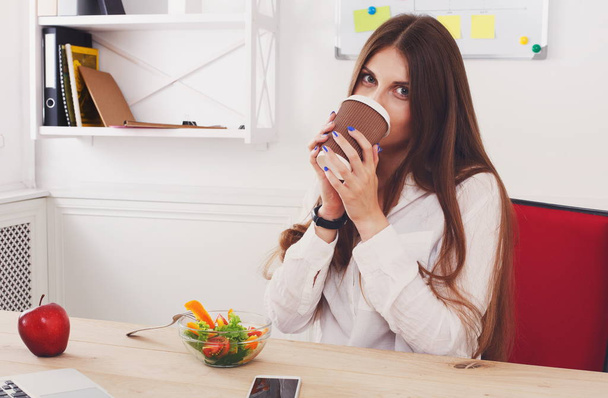 Woman has healthy business lunch in modern office interior - Zdjęcie, obraz