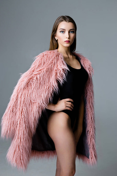 woman in fur coat - 写真・画像