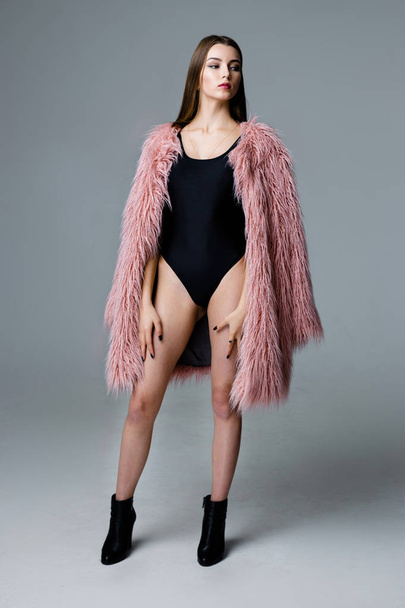 woman in fur coat - Foto, Imagen