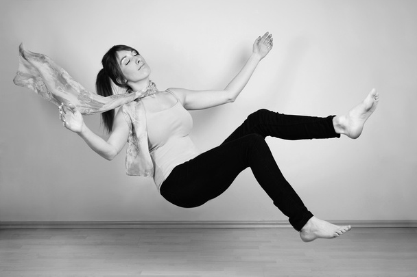 Young woman levitating - Valokuva, kuva