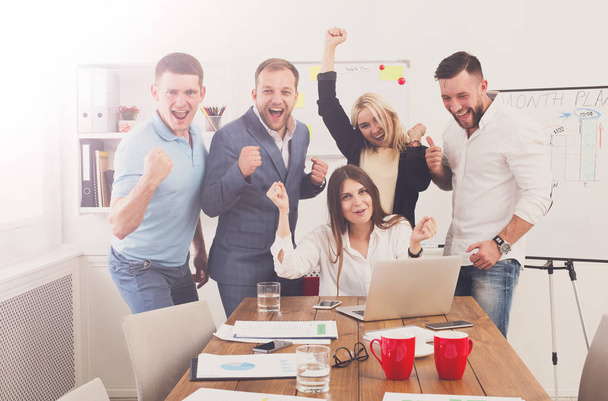 Ευτυχισμένος επιχειρηματικό άνθρωποι ομάδα γιορτάσει την επιτυχία στο γραφείο - Φωτογραφία, εικόνα