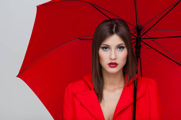 Kırmızı şemsiye olan kadın - Fotoğraf, Görsel