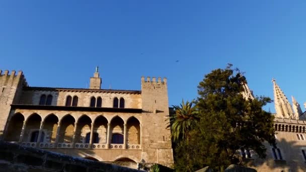 Katedrála Santa Maria z Palmy, více obyčejně odkazoval se na jako La Seu, je gotická římskokatolická katedrála v Palmě, Mallorca, Španělsko, postavený na místě již existující arabské mešity. - Záběry, video
