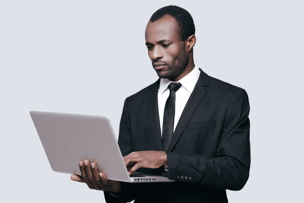 man in formal wear working on laptop  - Foto, Imagem
