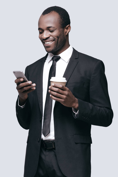 man looking at mobile phone and smiling  - Foto, Bild