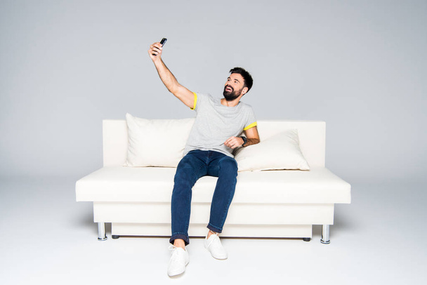 sakallı adam selfie alarak - Fotoğraf, Görsel