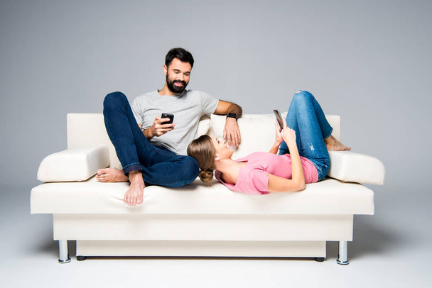 Couple utilisant des smartphones
  - Photo, image