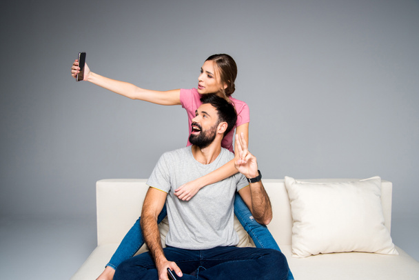 Ευτυχισμένο ζευγάρι βγάζει selfie - Φωτογραφία, εικόνα