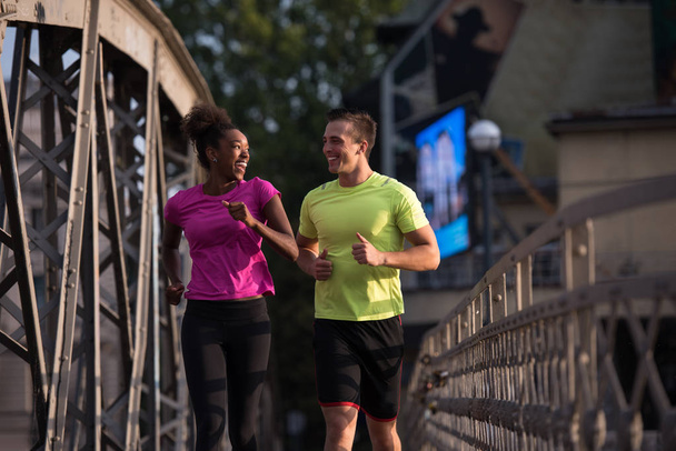 multiethnic couple jogging in the city - Zdjęcie, obraz