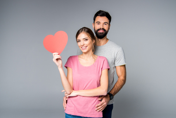 junges Paar mit rotem Herz - Foto, Bild