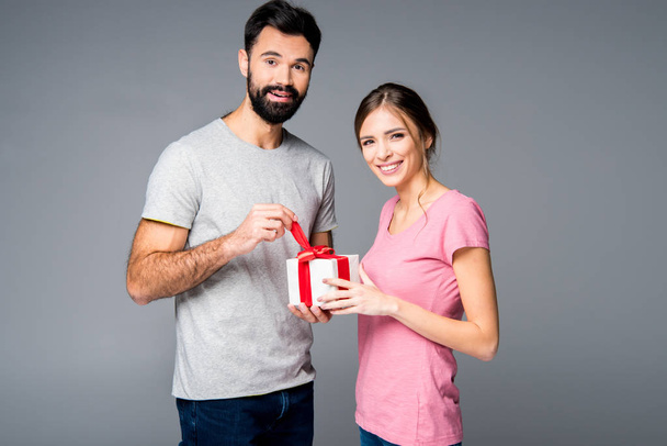 Couple heureux avec boîte cadeau
 - Photo, image