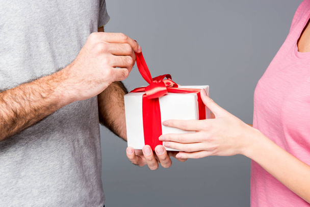Happy couple with gift box - Zdjęcie, obraz