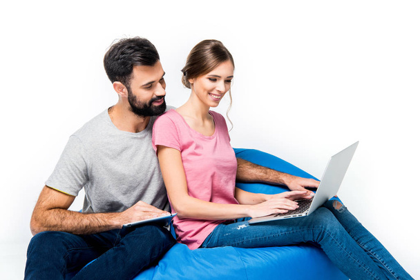 Młoda para oglądająca laptopa - Zdjęcie, obraz