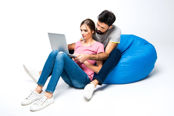 Jeune couple regardant ordinateur portable - Photo, image