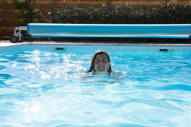 Kobieta, pływanie w basenie niebieski - Zdjęcie, obraz