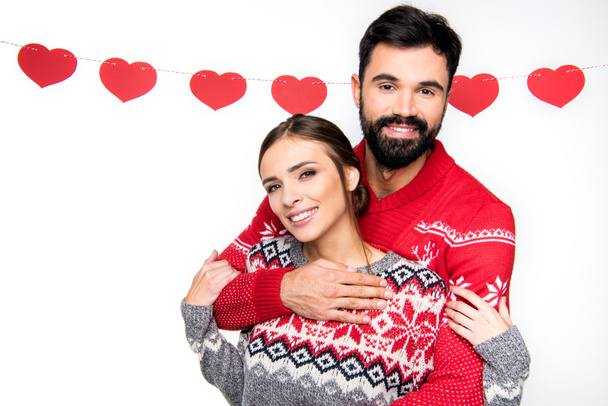Couple souriant en chandails tricotés
 - Photo, image