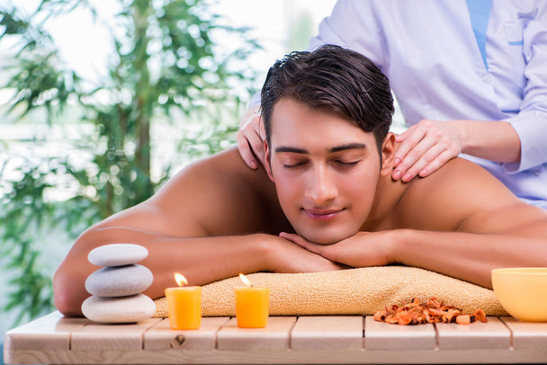 Uomo durante la sessione di massaggio nel salone spa
 - Foto, immagini