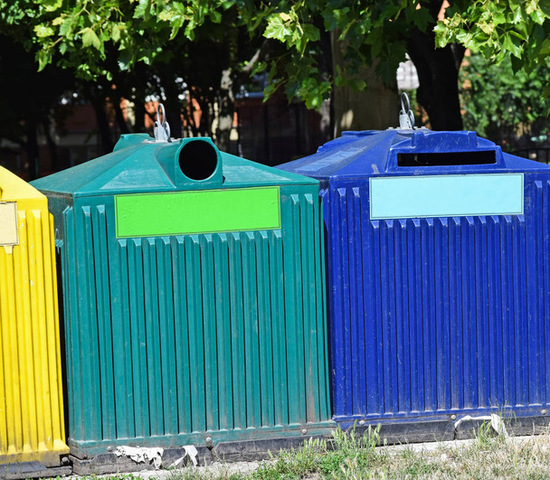 Roskakorien kierrättäminen kadulla
 - Valokuva, kuva