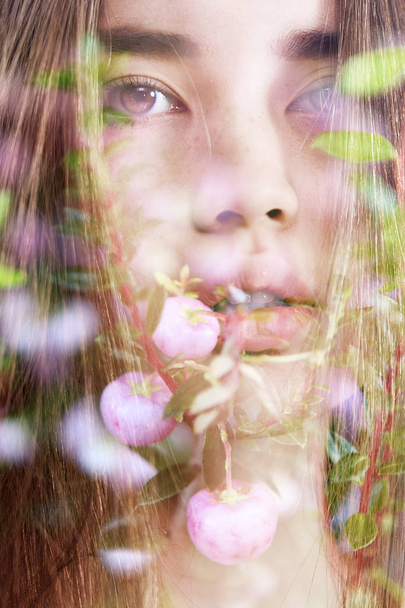 Διπλή έκθεση όμορφη κοπέλα πορτρέτο και ροζ φρούτων - Φωτογραφία, εικόνα
