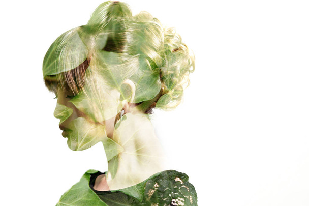 Kaksinkertainen altistuminen nainen upea kampaus ja vihreät lehdet
 - Valokuva, kuva