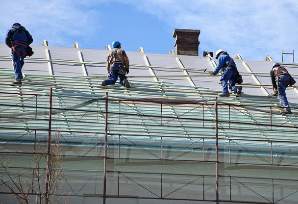 Roofers no trabalho no telhado
 - Foto, Imagem