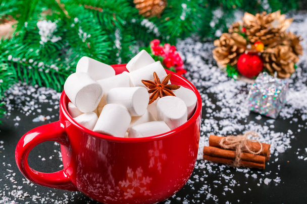 Cup of marshmallows and  fir decorations - Фото, изображение