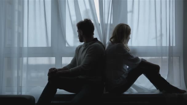 Casal senta-se de costas para trás em casa
 - Filmagem, Vídeo