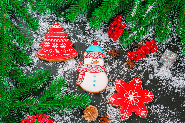 Vánoční cukroví a jedle sváteční dekorace - Fotografie, Obrázek