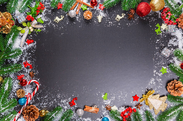 Noel kurabiyeleri ve köknar şenlikli dekorasyon - Fotoğraf, Görsel