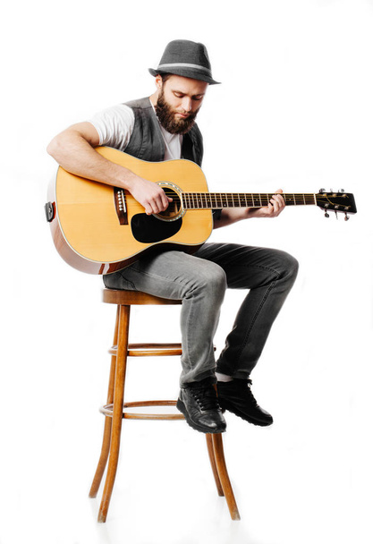 Guitar player playing and singing - Фото, зображення