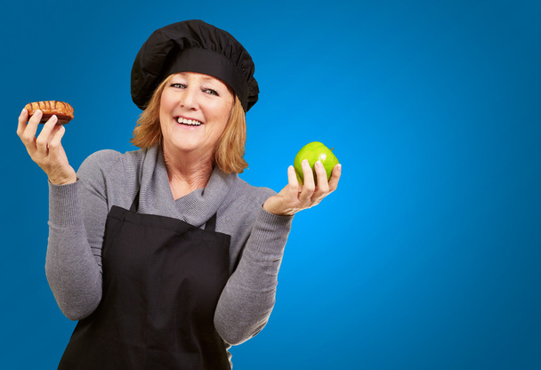 Портрет жінки тримає фрукти
 - Фото, зображення