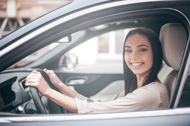 woman driving a car - Фото, изображение
