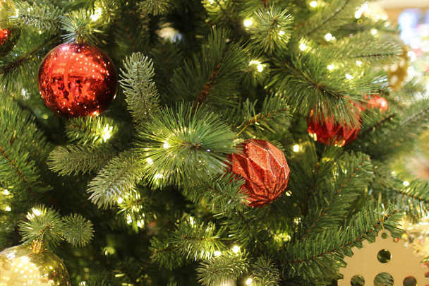 Kerstboom met versieringen van kerstballen - Foto, afbeelding