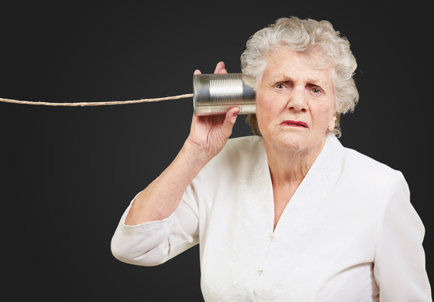 Портрет пожилой женщины, слышащей с металлической жестянкой
 - Фото, изображение