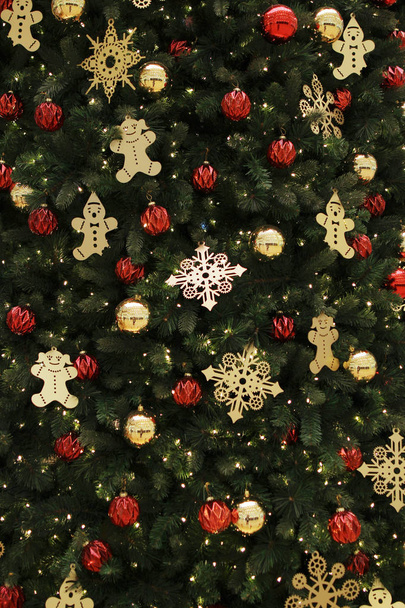 Árvore de Natal com ornamentos de bugigangas
 - Foto, Imagem