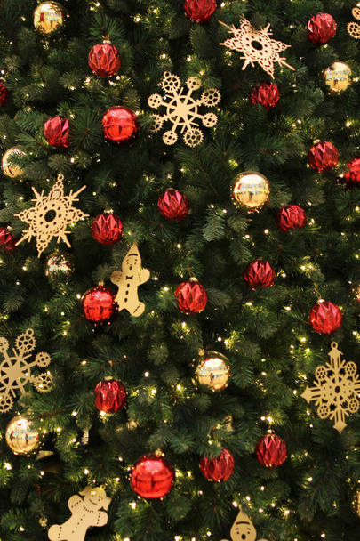 Árbol de Navidad con adornos de chucherías
 - Foto, Imagen