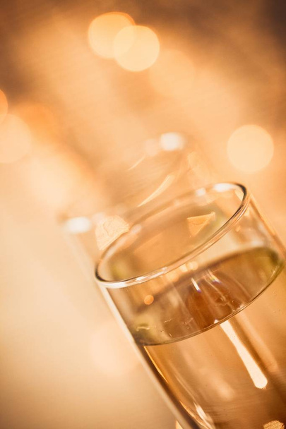 glazen van champagne op achtergrond - Foto, afbeelding