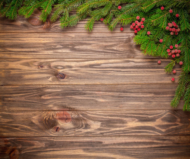 木製の背景上のクリスマスのモミの木 - 写真・画像