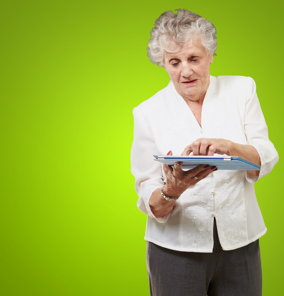 Femme âgée utilisant ipad
 - Photo, image