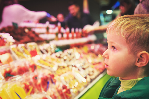vers voedsel in de markt kijkend jongetje - Foto, afbeelding