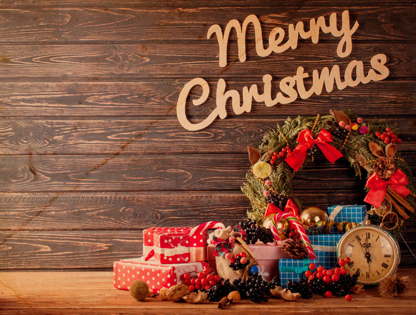 Vánoční dekorace na dřevěné desce.  - Fotografie, Obrázek