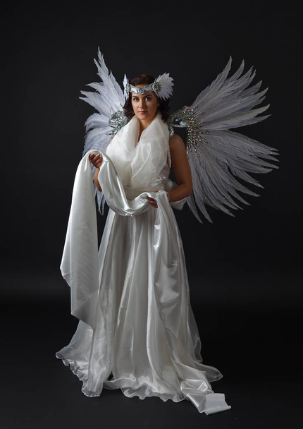 Jovem mulher bonita em traje de anjo com asas, feath natural
 - Foto, Imagem
